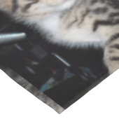 "Störenfried: Die Mischlinge Tabby Kitten Tischdecke (Schrägansicht)