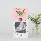 STORK BABY SHOWER WIRBEL MONOGRAM ruby white Ankündigung (Stehend Vorderseite)