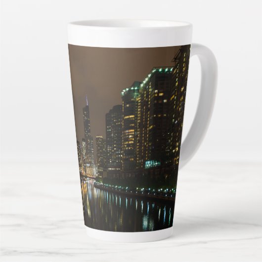 Storm Brewing über Chicago Latte Tasse (Rechte Ecke)