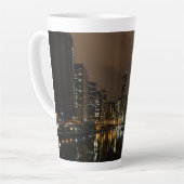 Storm Brewing über Chicago Latte Tasse (Linke Ecke)
