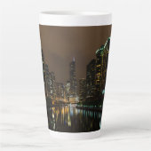 Storm Brewing über Chicago Latte Tasse (Vorderseite)
