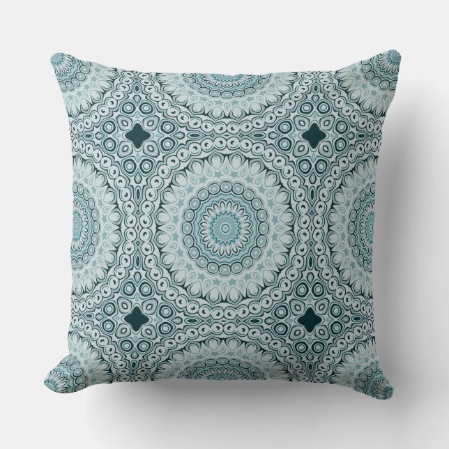 Stormy Blue und Gray Mandala Pattern Kissen (Vorderseite)