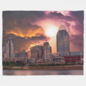 Stormy Cincinnati Great American Ball Park Fleecedecke (Vorderseite (Horizontal))