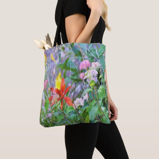Stormy Garden Landschaft mit Hydrangea und Lilies Tasche (Von Nahem)