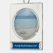 Stormy Sandcastle Beach Landscape Foto Banner-Ornament Silber (Links)