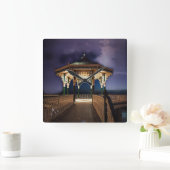 Stormy Sky am Brighton Beach Bandstand Quadratische Wanduhr (Zuhause)