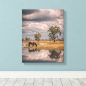 Stormy Sky Horse Pond Reflection Art Leinwanddruck (Insitu (Holzboden))