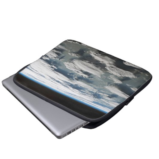 Stormy Sky über dem Amazonas Laptopschutzhülle (Vorne Knopf)