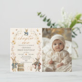 Storybook Chapter One 1st Birthday Photo Einladung (Stehend Vorderseite)