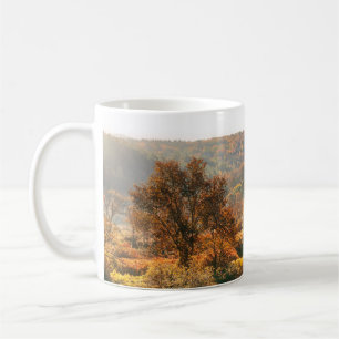 Stowe Morgen im Herbst mit farbenfrohem Laub und Kaffeetasse