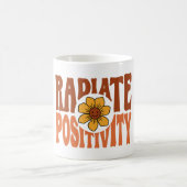 Strahle positive Retro-Blumen-Smiley Kaffeetasse (Mittel)