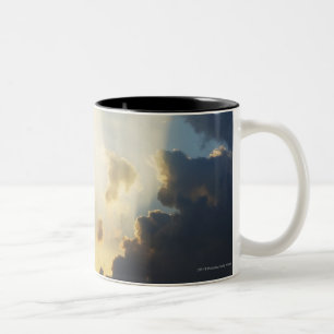 Strahlen des Lichtes glänzend durch die Wolken Zweifarbige Tasse