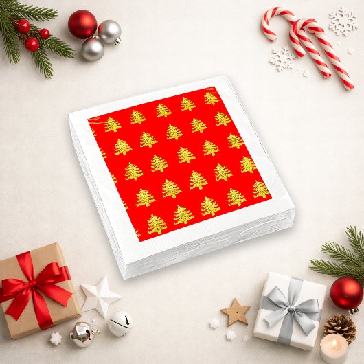 Strahlender goldener Weihnachtsbaum mit rotem Must Serviette