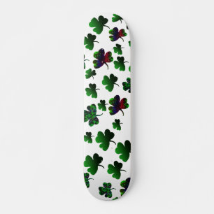 Strahlender Regenbogen-Kleeblatt Skateboard