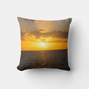 Strahlender Sonnenuntergang über dem Ozean Kissen