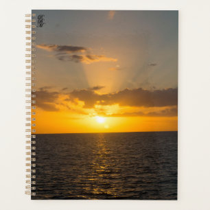 Strahlender Sonnenuntergang über dem Ozean Planer