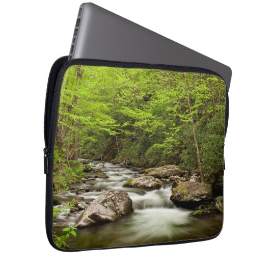 Straight Gabel fließt durch den Wald Laptopschutzhülle (Vorne Rechts)