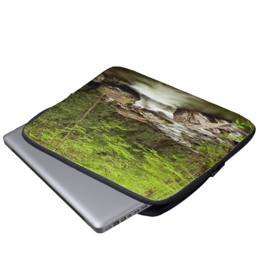 Straight Gabel fließt durch den Wald Laptopschutzhülle (Vorne Knopf)
