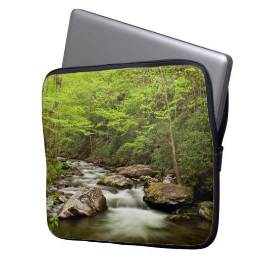 Straight Gabel fließt durch den Wald Laptopschutzhülle (Vorderseite Links)