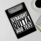 STRAIGHT OUTTA - Fügen Sie Ihren Text hier hinzu/e Klemmbrett