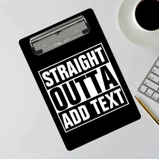 STRAIGHT OUTTA - Fügen Sie Ihren Text hier hinzu/e Klemmbrett