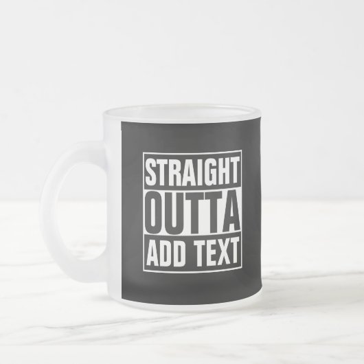 STRAIGHT OUTTA - Fügen Sie Ihren Text hier hinzu/e Mattglastasse (Links)