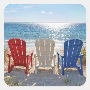 Strand-Adirondackstühle in patriotischen Farben Quadratischer Aufkleber
