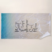 STRAND Akronym-Spaß-Schriftart mit Ozean-Wellen an Strandtuch (Vorderseite)