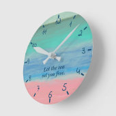 Strand am Meer mit rosa Sand Runde Wanduhr (Winkel)