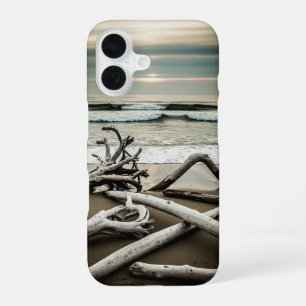 Strand aus Treibholz im Vintage-Stil iPhone 16 Hülle