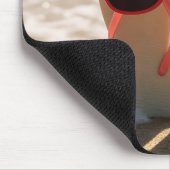 Strand Flip-Flops mit roter Sonnenbrille Mousepad (Ecke)