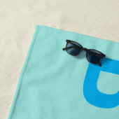 STRAND, großer Sky Blue Text auf Aquamarin Strandtuch (Beispiel)
