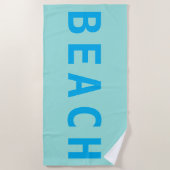 STRAND, großer Sky Blue Text auf Aquamarin Strandtuch (Vorderseite)
