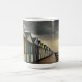 Strand-Hütten in einem Sommer-Sturm | Southwold Kaffeetasse (Mittel)