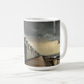 Strand-Hütten in einem Sommer-Sturm | Southwold Kaffeetasse (VorderseiteRechts)