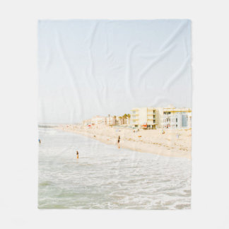 STRAND IN DER NÄHE EINES GEBÄUDES AM TAG FLEECEDECKE