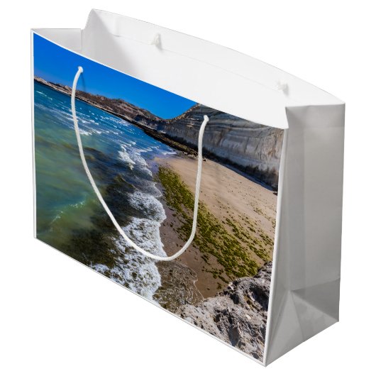 Strand in Puerto Piramides, Argentinien Große Geschenktüte (Rückseite Schrägansicht)
