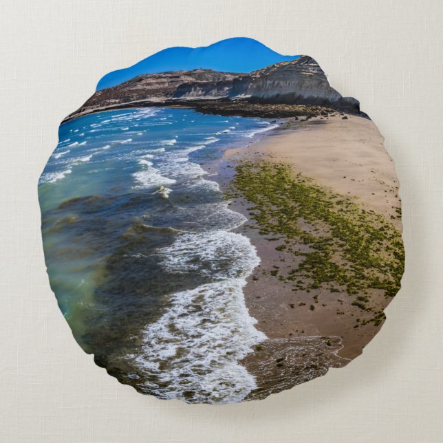 Strand in Puerto Piramides, Argentinien Rundes Kissen (Rückseite)