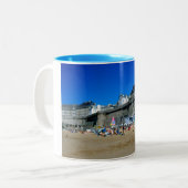 Strand in St Malo, Frankreich Zweifarbige Tasse (Vorderseite Links)