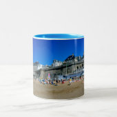 Strand in St Malo, Frankreich Zweifarbige Tasse (Mittel)