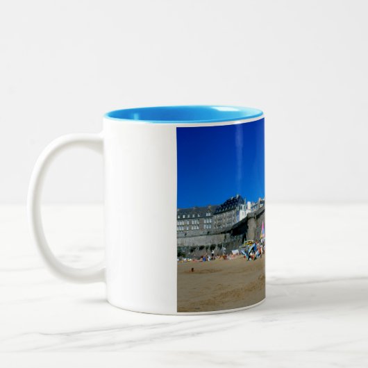 Strand in St Malo, Frankreich Zweifarbige Tasse (Links)