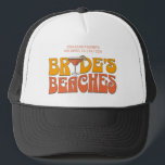 Strand Junggeselinnen-Abschied Groovy Bride's Beac Truckerkappe<br><div class="desc">Lassen Sie sich mit diesem atemberaubenden Junggeselinnen-Abschied personalisierte Produkte in Ihrem Junggeselinnen-Abschied verwöhnen. Ob Sie einen Badeurlaub, einen Mädchenurlaub oder einen Junggeselinnen-Abschied der besten Freunde feiern, diese maßgeschneiderte Strandartikel sind die perfekte Ergänzung zu Ihrem unvergesslichen Aufenthalt. Fügen Sie Ihrem Junggeselinnen-Abschied-Souvenir eine persönliche Touch mit benutzerdefinierten Textoptionen hinzu. Stellen Sie sich...</div>