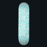 Strand-Korallenriff-Muster-weißes Skateboard<br><div class="desc">Dieser hübsche Ozean/Strand-inspiriert, Seemuster Skateboard wiederholend, sieht wie ein verwickelt-gesponnenes Korallenriff im Weiß auf Aquablau/seafoam Grün aus. Das elegante Korallenriffmuster wird in einem Schablonenblick gemacht. Dieser einfache, moderne Entwurf ist für ein Küsten-/Strandthema perfekt. "Fertigen Sie ihn" besonders an, um das korallenrote Muster zum Anzug die Größe neu zu bestimmen Ihre...</div>