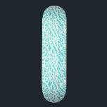 Strand-Korallenriff-Muster-weißes Skateboard<br><div class="desc">Dieser hübsche Ozean/Strand-inspiriert, Seemuster Skateboard wiederholend, sieht wie ein verwickelt-gesponnenes Korallenriff im Weiß auf Aquablau/seafoam Grün aus. Das elegante Korallenriffmuster wird in einem Schablonenblick gemacht. Dieser einfache, moderne Entwurf ist für ein Küsten-/Strandthema perfekt. "Fertigen Sie ihn" besonders an, um das korallenrote Muster zum Anzug die Größe neu zu bestimmen Ihre...</div>