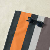 Strand-Leben-Schwarz-graues orange gestreiftes Strandtuch (Beispiel)