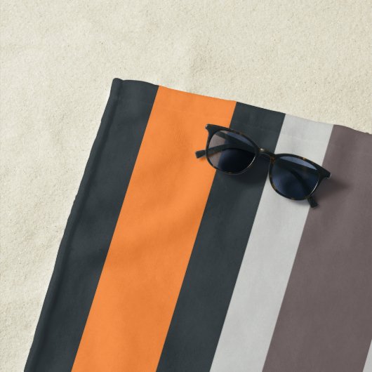 Strand-Leben-Schwarz-graues orange gestreiftes Strandtuch (Beispiel)