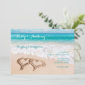 Strand mit Herz auf der Sandhochzeit Einladung (Stehend Vorderseite)