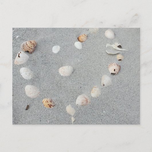 Strand mit Herz aus Muscheln gemacht. Postkarte (Vorderseite)