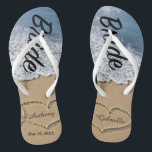 Strand mit Herz in sandiger Braut Hochzeitskippen Badesandalen<br><div class="desc">Liebe liegt in der Luft! Holen Sie sich diese tollen Flip Flops für sich selbst oder sie machen auch ein tolles Geschenk. Sie haben das Wort "Braut", das sie in einem Skript-Schriftart herunterführt. Es gibt eine Strandszene mit handgezeichneten Herzen im Sand. Personalisieren Sie mit Ihrem Mann und Ihrem Mann. Yo0u...</div>