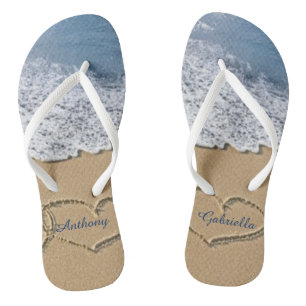 Strand mit Herzen im personalisierten Sand drehen Badesandalen